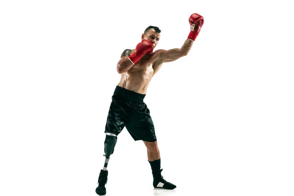 Retrato completo de deportista musculoso con pierna protésica, espacio para copiar. Boxeador masculino en guantes rojos . — Foto de Stock