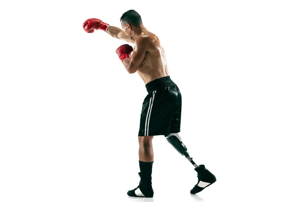 Retrato completo de deportista musculoso con pierna protésica, espacio para copiar. Boxeador masculino en guantes rojos . — Foto de Stock