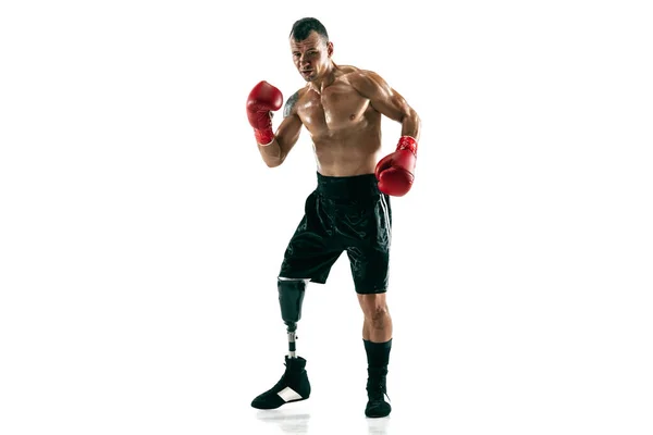 Retrato completo de deportista musculoso con pierna protésica, espacio para copiar. Boxeador masculino en guantes rojos . — Foto de Stock