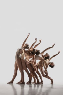 Modern bale dansçıları grubu. Çağdaş sanat balesi. Genç esnek atletik erkek ve kadınlar.