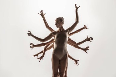 Modern bale dansçıları grubu. Çağdaş sanat balesi. Genç esnek atletik erkek ve kadınlar.