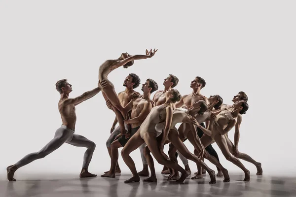 De groep moderne balletdansers. Hedendaagse kunst ballet. Jonge flexibele atletische mannen en vrouwen. — Stockfoto