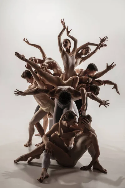 De groep moderne balletdansers. Hedendaagse kunst ballet. Jonge flexibele atletische mannen en vrouwen. — Stockfoto