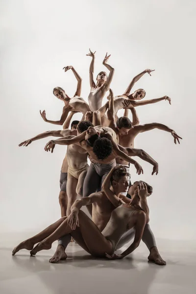 O grupo de bailarinos modernos. Ballet de arte contemporânea. Jovens homens e mulheres atléticos flexíveis . — Fotografia de Stock