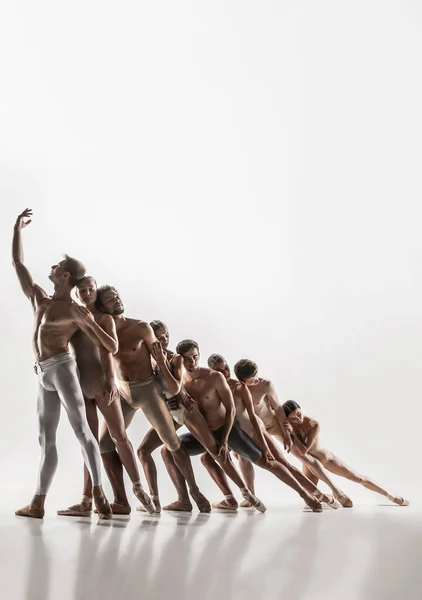 El grupo de bailarines de ballet modernos. Ballet de arte contemporáneo. Jóvenes hombres y mujeres atléticos flexibles . —  Fotos de Stock