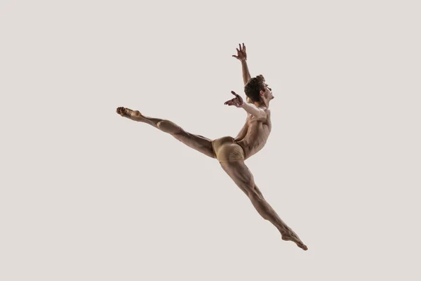 现代芭蕾舞演员。 当代芭蕾舞。 年轻柔韧的运动员. — 图库照片