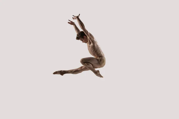 Dançarina de ballet moderna. Ballet de arte contemporânea. Jovem homem atlético flexível . — Fotografia de Stock