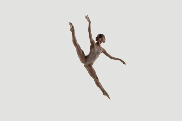 Modern balettdansare. Samtida konstbalett. Ung flexibel atletisk kvinna. — Stockfoto