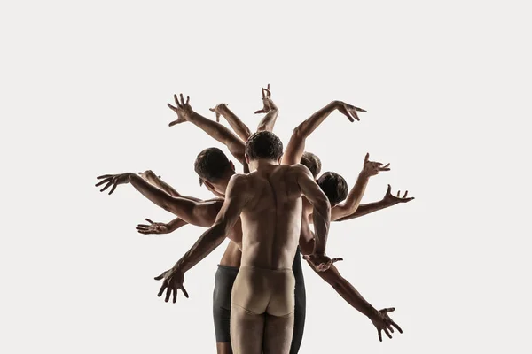Група сучасних артистів балету. Сучасний художній балет. Молоді гнучкі спортсмени чоловіки і жінки . — стокове фото