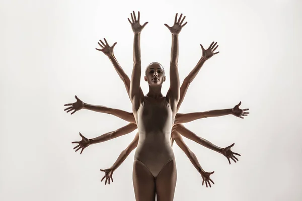 De groep moderne balletdansers. Hedendaagse kunst ballet. Jonge flexibele atletische mannen en vrouwen. — Stockfoto