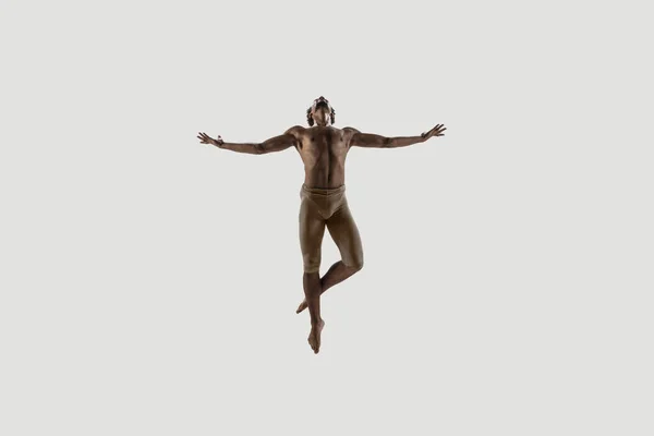 Moderne Balletttänzerin. Ballett zeitgenössischer Kunst. junger flexibler, athletischer Mann. — Stockfoto