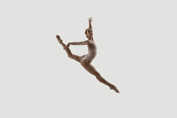 Bailarina de ballet moderna. Ballet de arte contemporáneo. Joven mujer atlética flexible . — Foto de Stock