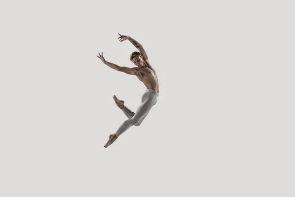 Modern balettdansare. Samtida konstbalett. Ung flexibel atletisk man. — Stockfoto