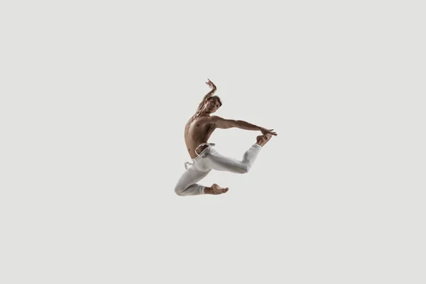 Dançarina de ballet moderna. Ballet de arte contemporânea. Jovem homem atlético flexível . — Fotografia de Stock