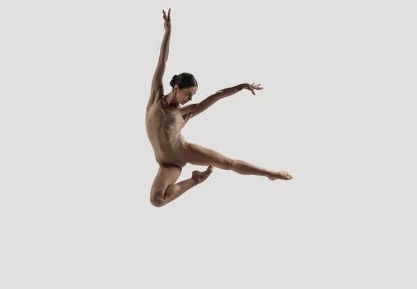 Dançarina de ballet moderna. Ballet de arte contemporânea. Jovem mulher atlética flexível . — Fotografia de Stock