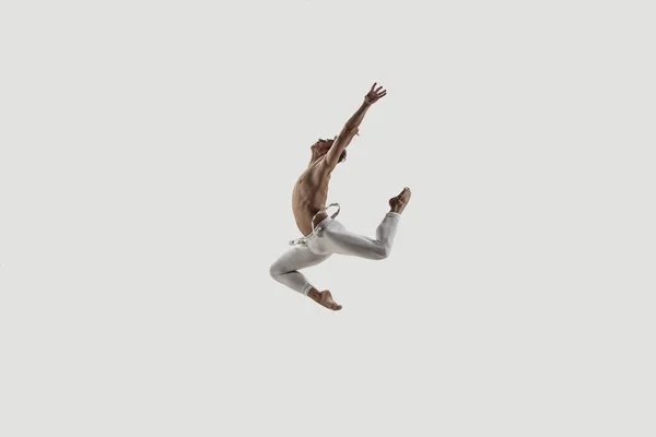 Moderne Balletttänzerin. Ballett zeitgenössischer Kunst. junger flexibler, athletischer Mann. — Stockfoto