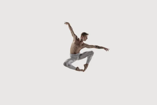 Σύγχρονη χορεύτρια μπαλέτου. Μπαλέτο σύγχρονης τέχνης. Νεαρός ευέλικτος αθλητής. — Φωτογραφία Αρχείου