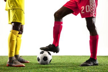 Beyaz arka planda izole edilmiş profesyonel Afrika futbolu veya futbol oyuncuları