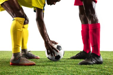 Beyaz arka planda izole edilmiş profesyonel Afrika futbolu veya futbol oyuncuları