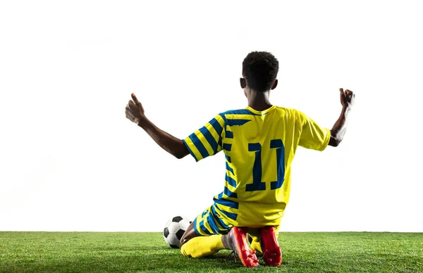 独立于白人背景的职业非洲足球或足球运动员 — 图库照片
