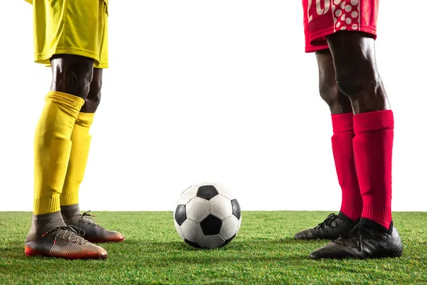 Beyaz arka planda izole edilmiş profesyonel Afrika futbolu veya futbol oyuncuları
