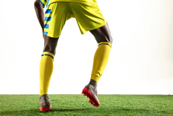 Zawodowy piłkarz afrykański lub piłkarz odizolowany na białym tle — Zdjęcie stockowe