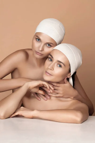 Retrato de hermosas mujeres jóvenes aisladas en el fondo del estudio marrón —  Fotos de Stock