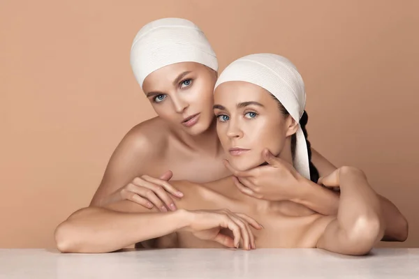 Retrato de hermosas mujeres jóvenes aisladas en el fondo del estudio marrón —  Fotos de Stock