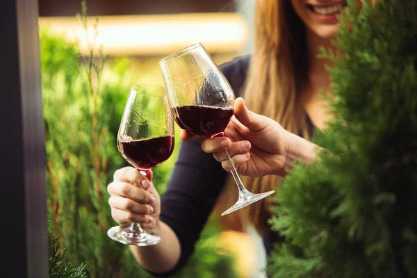Människor klinkande glas med vin på sommarterrassen i café eller restaurang. Närbild skott, livsstil. — Stockfoto