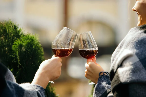 Mensen klappen glazen met wijn op het zomerterras van café of restaurant. close-up shot, levensstijl. — Stockfoto