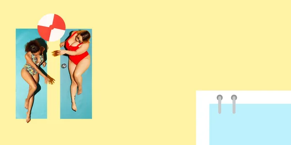 Vista superior de jovens modelos caucasianos descansando no resort de praia — Fotografia de Stock