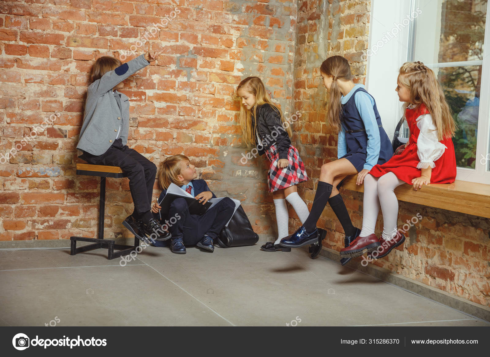 Подросток думает. Дети на перемене. Время после школы. После школы (after class) 2. Школьники в коридоре.