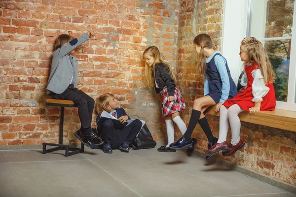 Un groupe d'enfants passe du temps après l'école ensemble. Beaux amis se reposant après les cours . — Photo