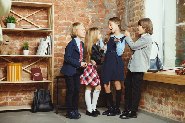 Un groupe d'enfants passe du temps après l'école ensemble. Beaux amis se reposant après les cours . — Photo