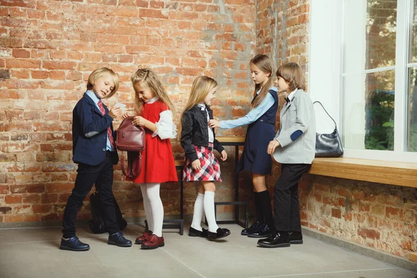 Skupina dětí tráví čas po škole spolu. Pohlední přátelé odpočívající po vyučování. — Stock fotografie