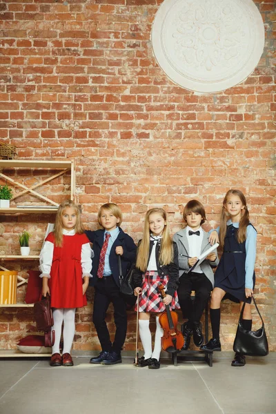 Un groupe d'enfants passe du temps après l'école ensemble. Beaux amis se reposant après les cours . — Photo