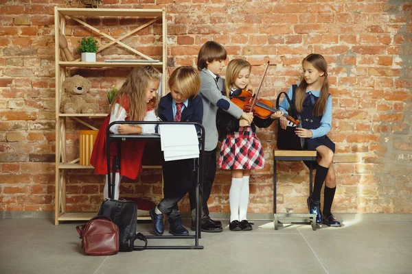 Un groupe d'enfants passe du temps après l'école ensemble. Beaux amis se reposant après les cours . — Photo