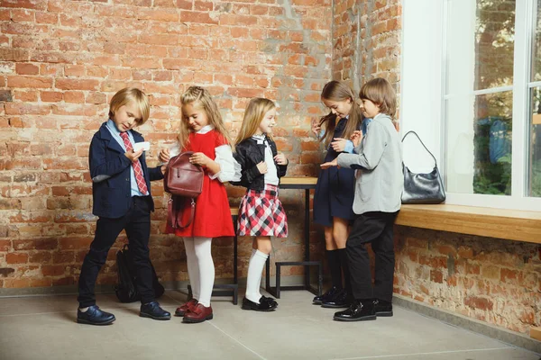 Un groupe d'enfants passe du temps après l'école ensemble. Beaux amis se reposant après les cours . — Photo