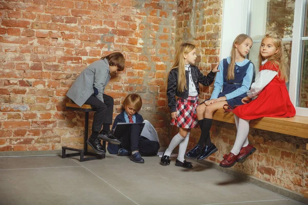 Un groupe d'enfants passe du temps après l'école ensemble. Beaux amis se reposant après les cours . — Photo