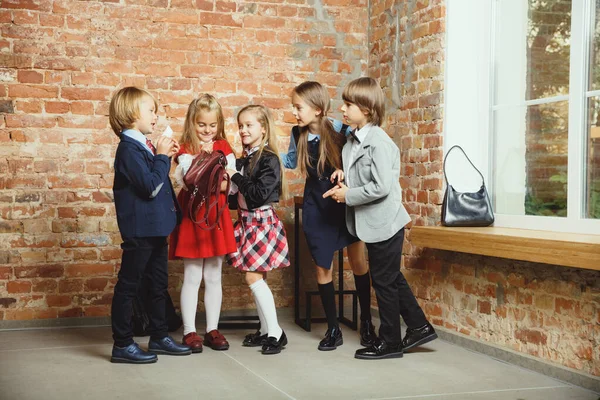 Un groupe d'enfants passe du temps après l'école ensemble. Beaux amis se reposant après les cours . — Photo