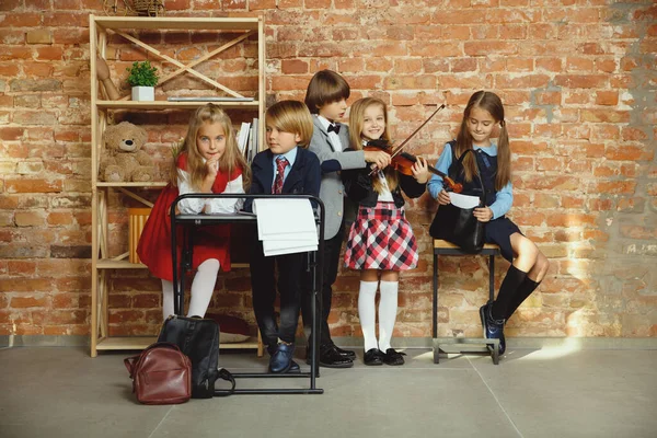 Un groupe d'enfants passe du temps après l'école ensemble. Beaux amis se reposant après les cours . — Photo