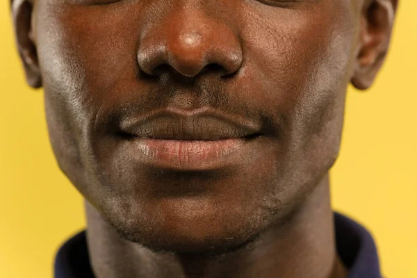 Jóvenes afroamericanos se acercan al retrato sobre fondo amarillo — Foto de Stock