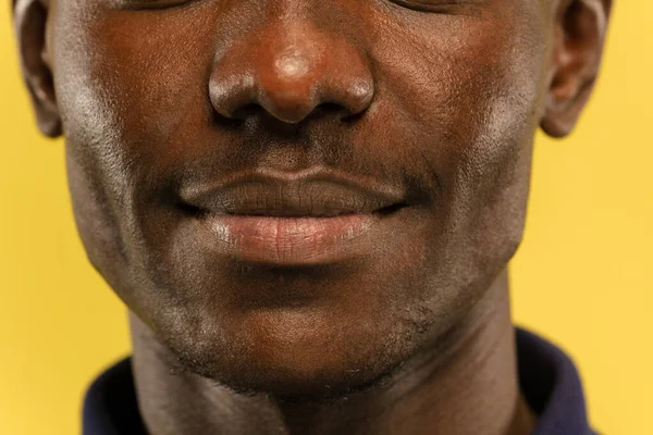 Afroamerykanie młodzi mężczyźni zbliżyć się portret na żółtym tle — Zdjęcie stockowe