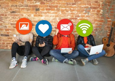 Sosyal medyayı bağlayan ve paylaşan yaratıcı yeni nesil insanlar. Kafalar olarak modern Ui simgeleri