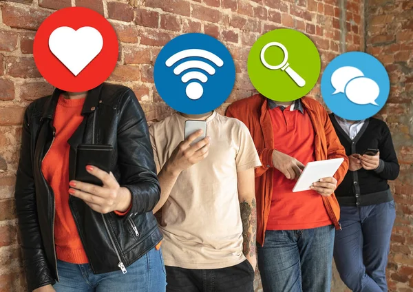 Personas creativas y milenarias conectando y compartiendo redes sociales. Iconos de interfaz de usuario moderna como cabezas —  Fotos de Stock