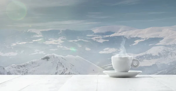 Chá único ou xícara de café e paisagem de montanhas no fundo — Fotografia de Stock