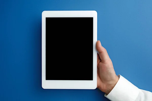 Metin veya tasarım için mavi arkaplan üzerinde boş ekran bulunan erkek el bilgisayarı tableti — Stok fotoğraf