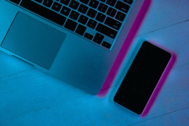 Mor neon ışıklı cihazların üst görünümü