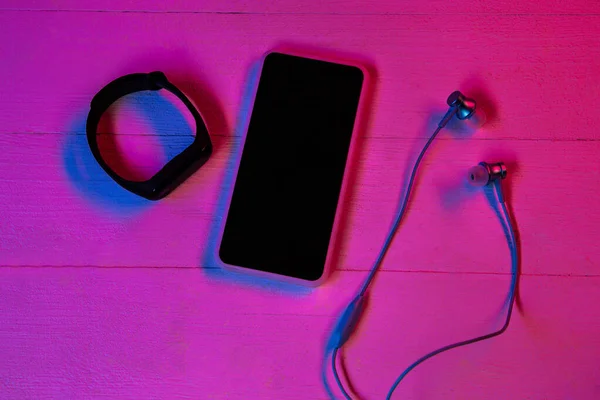 Vue du dessus de l'ensemble des gadgets en lumière au néon pourpre — Photo