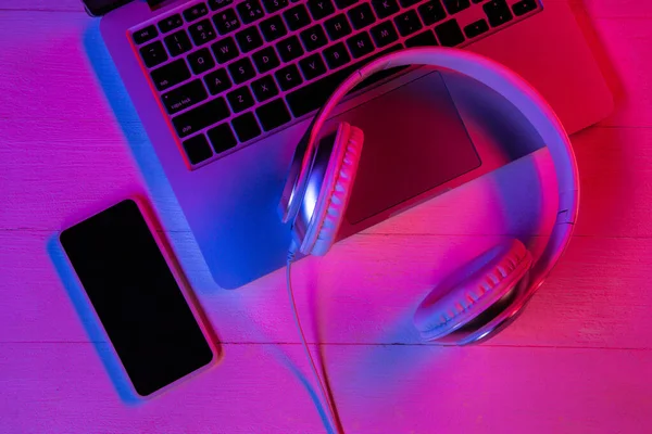 Vista dall'alto di set di gadget in luce viola al neon — Foto Stock